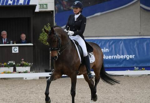 Anja Plönzke aus München gewinnt mit dem kraftvollen Hengst Tannenhof‘s Fahrenheit die Grand Prix Kür am Samstagabend.