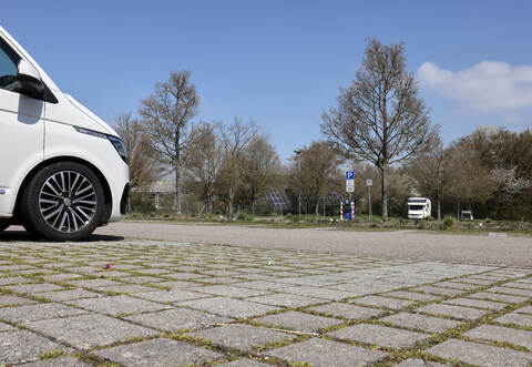 Der Parkplatz am Mönsheimer Sportplatz soll für die Nutzung mit einer Photovoltaik-Überdachung geprüft werden.
