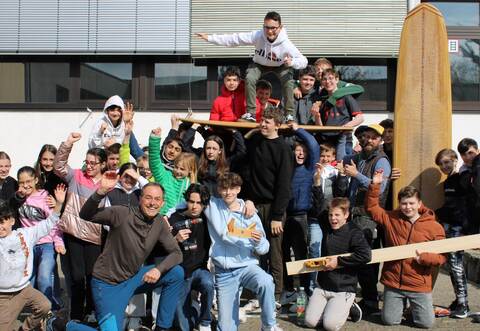 Mit ihren aus Weißtanne gefertigten Surfbrettern schafften es die Technikschüler der Remchinger Realschüler um Lehrer Siegfried Guigas (vorne links) in die nächste Runde des Handwerkswettbewerbs „Mach was!“.