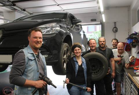 Das Team um die „Mopedos“ Florian Walch (von links) und Simone Kohl, die Nöttinger Werkstattinhaber Roy Reuter und Daniel Ratz sowie Dennis Engel und Olli Kimmich.