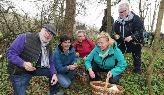 Fernsehkoch Roy Kieferle (links) lädt am kommenden Donnerstag im Ötisheimer Kohlplattenwald wieder zur PZ-Bärlauchwanderung ein. Fernsehkoch Roy Kieferle (links) lädt am kommenden Donnerstag im Ötisheimer Kohlplattenwald wieder zur PZ-Bärlauchwanderung ein.