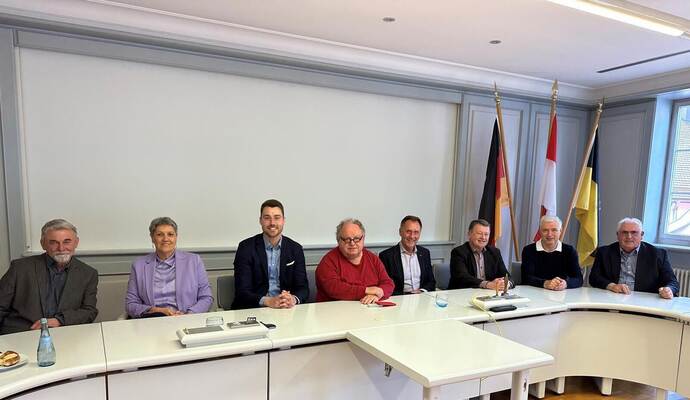 Im Ratssaal von Neuenbürg: Fraktionsvorsitzender Günter Bächle (Mitte) sowie weitere CDU-Kreisräte unterhielten sich mit Bürgermeister Fabian Bader (dritter von links) über Neuenbürger Themen und Projekte.