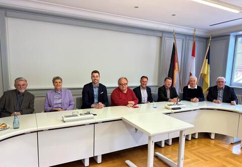 Im Ratssaal von Neuenbürg: Fraktionsvorsitzender Günter Bächle (Mitte) sowie weitere CDU-Kreisräte unterhielten sich mit Bürgermeister Fabian Bader (dritter von links) über Neuenbürger Themen und Projekte.