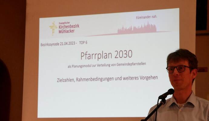 Pfarrer Markus Epting berichtet, dass im Kirchenbezirk Mühlacker fünf Pfarrstellen eingespart werden. Pfarrer Markus Epting berichtet, dass im Kirchenbezirk Mühlacker fünf Pfarrstellen eingespart werden.