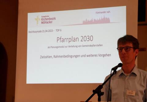 Pfarrer Markus Epting berichtet, dass im Kirchenbezirk Mühlacker fünf Pfarrstellen eingespart werden.