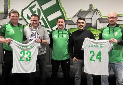 Gute Laune bei der Präsentation: (Von links) Nieferns Vereinsboss Roman Gichau, Trainer Simon Roller, Spielleiter Florian Wiedmann, Co-Trainer Enel Paul und Sportchef Tobias Berger.