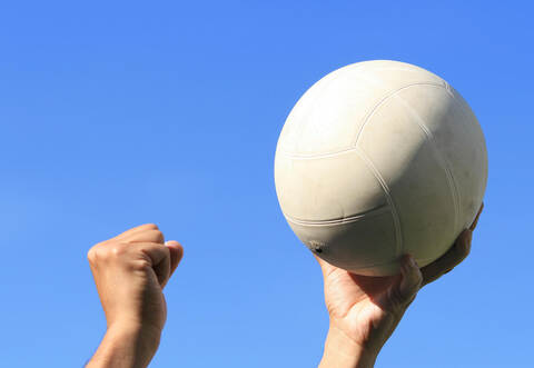 Für die Faustballer beginnt die Feldsaison.