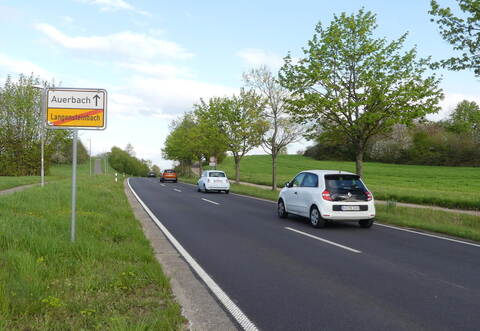 Sicherer Radweg: Rund 100 Meter nach dem Ortsschild von Langensteinbach soll bei den Anhöhen im Hintergrund eine Rad- und Fußgängerbrücke über die stark frequentierte L 562 gebaut werden.