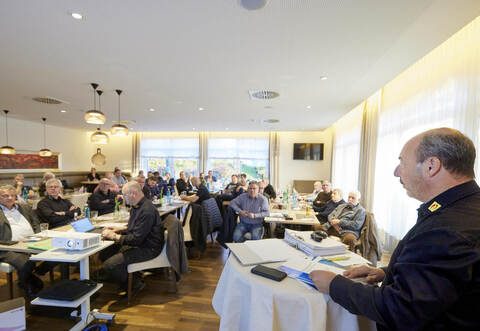 Im Best Western Queens-Hotel: Obermeister Andreas Kling berichtet auf der Hauptversammlung der Elektro-Innung Pforzheim-Enzkreis.