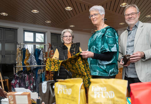 Astrid Spies interessierte sich für die afrikanische Kleidung, die Adelheid Teschner-Klug und Gernoth Klug (von links) dabei hatten.