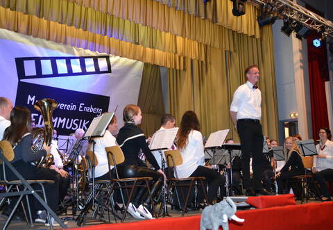 Den Auftakt machte das Orchester mit der Jugend zusammen unter Dirigent Robin Goll.