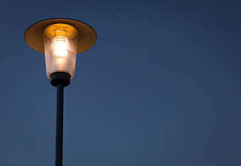 Die Polizei sucht den Fahrer eines Audi TT, der eine Straßenlaterne beschädigt hat.