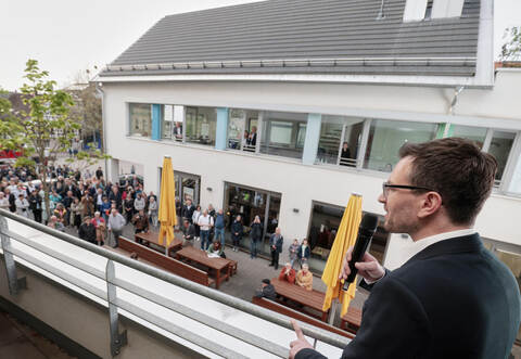 Vom Balkon des Rathauses aus hält Wahlsieger Björn Kornmüller am Sonntag seine Ansprache.