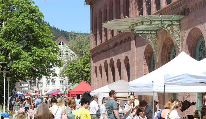 Zahlreiche Besucher zieht der Antik- und Trödelmarkt in der Bad Wildbader Innenstadt jedes Jahr an. Zahlreiche Besucher zieht der Antik- und Trödelmarkt in der Bad Wildbader Innenstadt jedes Jahr an.