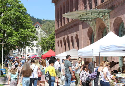 Zahlreiche Besucher zieht der Antik- und Trödelmarkt in der Bad Wildbader Innenstadt jedes Jahr an.
