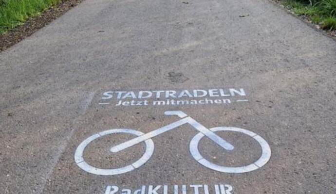 Mit besonderen Hinweisen auf beliebten Radwegen wirbt der Enzkreis zum Mitmachen bei der Aktion Stadtradeln und sorgt damit gleichzeitig auch für mehr Aufmerksamkeit für den Radverkehr. Mit besonderen Hinweisen auf beliebten Radwegen wirbt der Enzkreis zum Mitmachen bei der Aktion Stadtradeln und sorgt damit gleichzeitig auch für mehr Aufmerksamkeit für den Radverkehr.