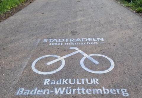 Mit besonderen Hinweisen auf beliebten Radwegen wirbt der Enzkreis zum Mitmachen bei der Aktion Stadtradeln und sorgt damit gleichzeitig auch für mehr Aufmerksamkeit für den Radverkehr.