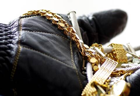 Die Diebe entwendeten Schmuck und Uhren aus dem Wohnhaus.