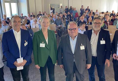 Werben im Hirsauer Kursaal für Windenergie: Umweltministerin Thekla Walker (Mitte) sowie die vier Fraktionsfürsprecher (von links) Nele Willfurth (Grüne), Volker Schuler (Freie Wähler), Günter Bächle (CDU), Hans Vester (SPD) und Klaus Mack als Vorsitzender des Regionalverbands.