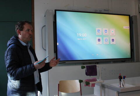 Bürgermeister Helge Viehweg zeigt die neuen Active Boards.