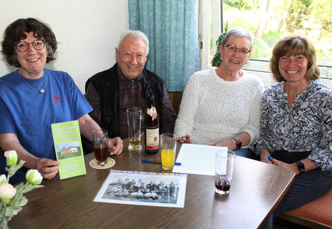 Vorsitzende Regina Bauer, Ehrenmitglied Walter Fischer, Naturhausverwalterin Monika Przybyla und die zweite Vorsitzende Angela Rössler (von links) blicken im PZ-Gespräch auf 100 Jahre Naturfreunde Enzberg zurück.