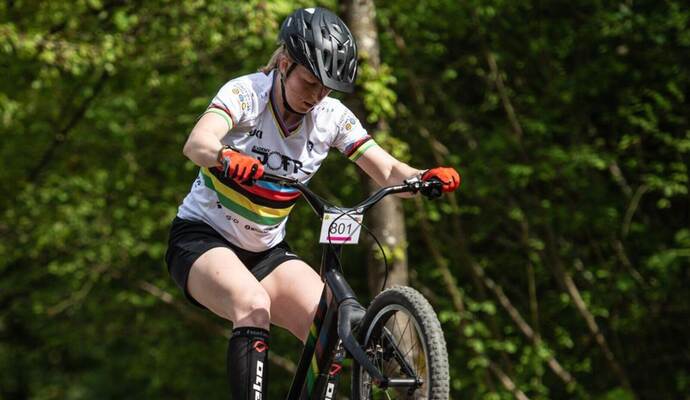 Perfekter Auftritt: Nina Reichenbach aus Ötisheim legte im DM-Finale zwei fehlerfreie Durchgänge im Trail hin und sicherte sich den Titel. Perfekter Auftritt: Nina Reichenbach aus Ötisheim legte im DM-Finale zwei fehlerfreie Durchgänge im Trail hin und sicherte sich den Titel.