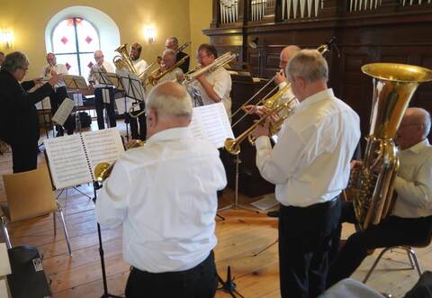 Beim Festgottesdienst am Sonntag hatten die Mitglieder des Königsbacher Posaunenchors auf der Empore der evangelischen Kirche Platz bezogen.