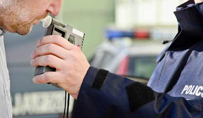 Mit 1,5 Promille kippt ein 22-Jähriger Opel-Fahrer auf der Kreisstraße 4556 bei Schellbronn mit seinem Fahrzeug um.