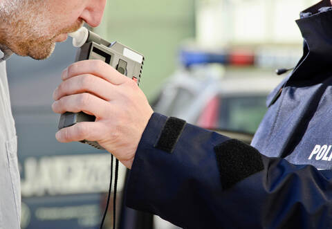 Mit 1,5 Promille kippt ein 22-Jähriger Opel-Fahrer auf der Kreisstraße 4556 bei Schellbronn mit seinem Fahrzeug um.