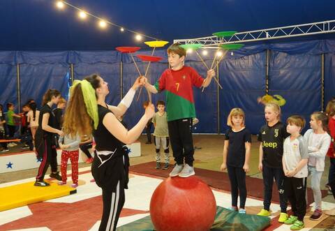 Ordentlich was los in der Manege: Am Dienstagvormittag haben die Kinder ausprobiert, welche Disziplinen ihnen Spaß machen. Seither üben sie in Gruppen weiter.
