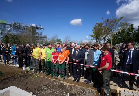 Stolze Teams von Auszubildenden der Landschaftsgärtner beim Landeswettbewerb auf der Bundesgartenschau in Mannheim. Im Beisein von Bundespräsident Frank-Walter Steinmeier und Ministerpräsident Winfried Kretschmann (Mitte) gab es auch für Mühlacker Grund zum Jubeln.