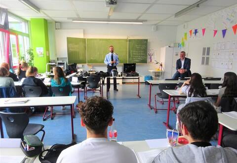 Unterricht der besonderen Art: Polizeioberkommissar Fabian Faigle erklärt den Realschülern in Königsbach Grundsätze des rechtsstaatlichen Handelns der Polizei. Rechts hinten im Bild: Amtsgerichtdirektor Oliver Weik, der den zweiten Teil des Projekttags übernahm.