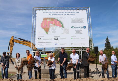 Spatenstich beim Baugebiet Schaftrieb in Langensteinbach: Das Areal für neuen Wohnraum wird nach langer Vorplanung Wirklichkeit. Entsprechende Ideen sind rund 30 Jahre alt.