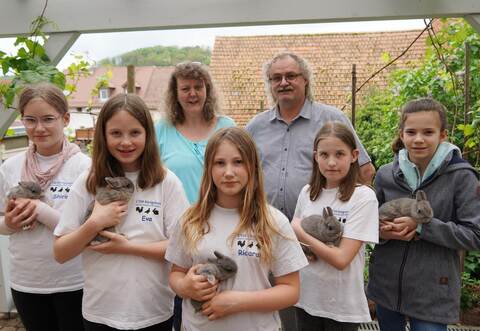 Um Farbenzwerge in der Farbe Perlfeh kümmern sich Kinder und Jugendliche der Königsbacher Kleintierzüchter in einer Zuchtgemeinschaft – sehr zur Freude von Andrea und Harald Niesner (hinten).