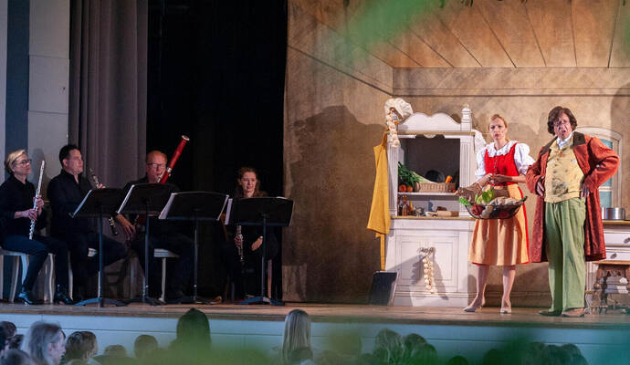 Klassische Musik (links) und Schauspiel auf der Bühne kommt beim jungen Publikum im Mühlacker Uhlandbau gut an. Klassische Musik (links) und Schauspiel auf der Bühne kommt beim jungen Publikum im Mühlacker Uhlandbau gut an.