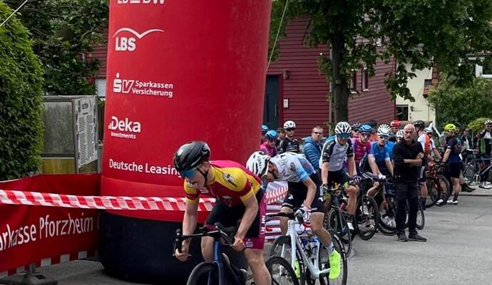 Zielsprint: Aaron König (links) vom RSV Schwalbe Ellmendingen setzte sich gegen Max Bock vom Team Marco Brenner durch. Zielsprint: Aaron König (links) vom RSV Schwalbe Ellmendingen setzte sich gegen Max Bock vom Team Marco Brenner durch.
