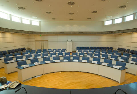 So sieht der Sitzungssaal des Kreistags heute aus.