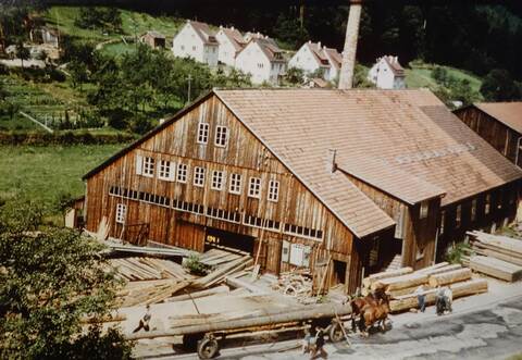 Vor dem Brand von 1973 stand das Calmbacher Sägewerk mit dem 35 Meter hohen Kamin so da.