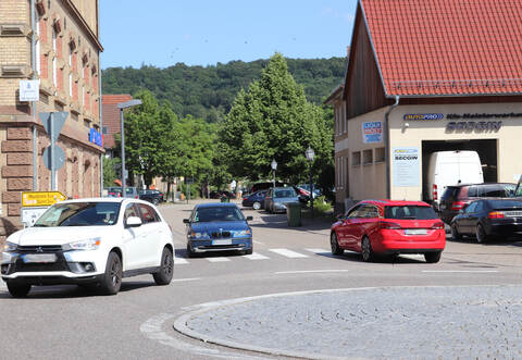 Auch der Kreisel am Ölbronner Rathaus gilt als Gefahrenstelle für Fußgänger.