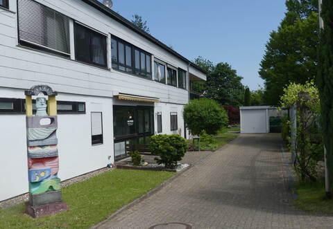 Das Wohnheim unmittelbar neben der Sportanlage des SV Spielberg ist in die Jahre gekommen  so soll ein neues Gebäude errichtet werden.