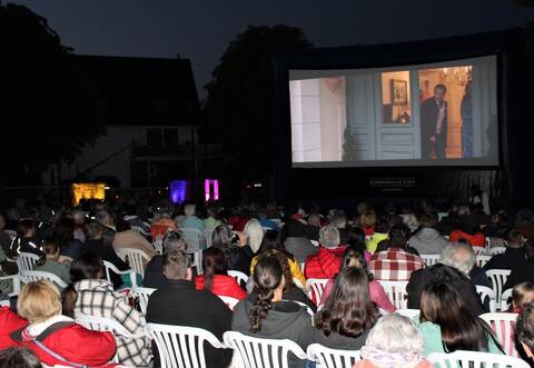 Straubenhardt feiert: Tolle Freiluft-Kino-Atmosphäre lockt nahezu 250 Gäste in den Ottenhäuser Schulhof. Foto: Gegenheimer