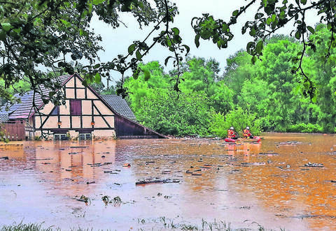 Seenlandschaft mit abgetauchtem Haus – in Ölbronn erinnern sich noch viele an das Hochwasser von 2016, in dem für kurze Zeit das Schlauchboot zum praktischsten Verkehrsmittel wurde.