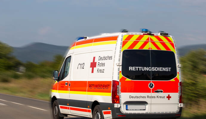 Die beiden Liberalen wollten in ihrer Anfrage zudem wissen, in wie vielen Fällen die am 10. Mai vom Verwaltungsgerichtshof gekippte Hilfsfrist von 12 Minuten im Vergleich zur alten 15-Minuten-Frist eingehalten werden konnte. Die beiden Liberalen wollten in ihrer Anfrage zudem wissen, in wie vielen Fällen die am 10. Mai vom Verwaltungsgerichtshof gekippte Hilfsfrist von 12 Minuten im Vergleich zur alten 15-Minuten-Frist eingehalten werden konnte.