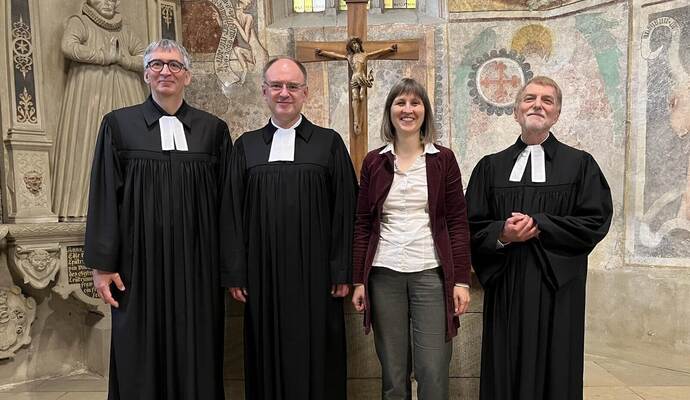 Pfarrer Michael Schaan (Öschelbronn), Dekan Christoph Glimpel und Pfarrer Mathias Götz (Niefern, von links) freuen sich über die neue Bezirkskantorin Susanne Fuierer.