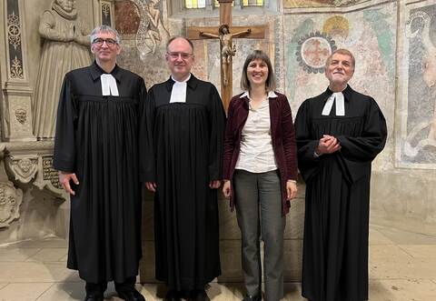 Pfarrer Michael Schaan (Öschelbronn), Dekan Christoph Glimpel und Pfarrer Mathias Götz (Niefern, von links) freuen sich über die neue Bezirkskantorin Susanne Fuierer.