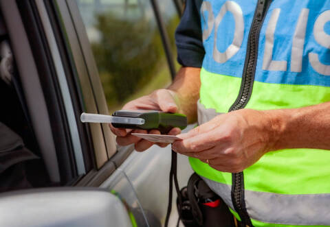 Ein Atem-Alkohlvortest habe einen Wert von mehr als 2,6 Promille ergeben.