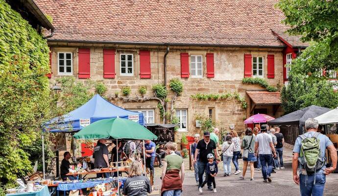 Buntes Treiben im historischen Amthof: Beim Naturparkmarkt werden regionale Spezialitäten angeboten. Buntes Treiben im historischen Amthof: Beim Naturparkmarkt werden regionale Spezialitäten angeboten.