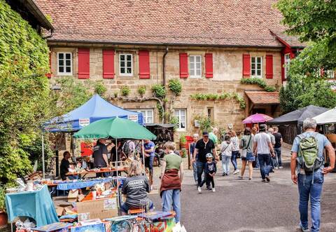Buntes Treiben im historischen Amthof: Beim Naturparkmarkt werden regionale Spezialitäten angeboten.
