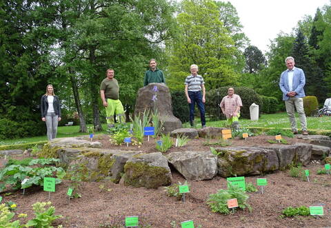 Gemeinsames Engagement für die Kräuterschnecke im Schömberger Kurpark. Von links im Bild zu sehen: Selina Schneller, Christian Rehde, Michael Bügel, Philip Greenwood, Bauhofleiter Marc Vent und Ulrich Döbereiner, Leiter der Touristik &amp; Kur. F