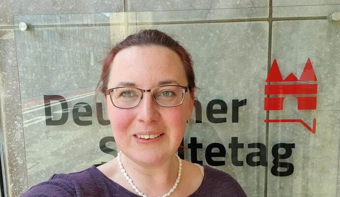 Selfie vor dem Büro des Deutschen Städtetags: Kreisrätin Pina Stähle beim RGRE-Treffen junger Mandatsträger in Köln. Selfie vor dem Büro des Deutschen Städtetags: Kreisrätin Pina Stähle beim RGRE-Treffen junger Mandatsträger in Köln.